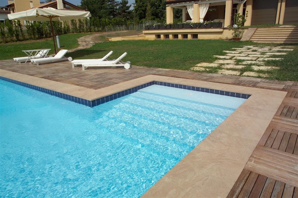 Proteus skimmer pool with Square external step unit 