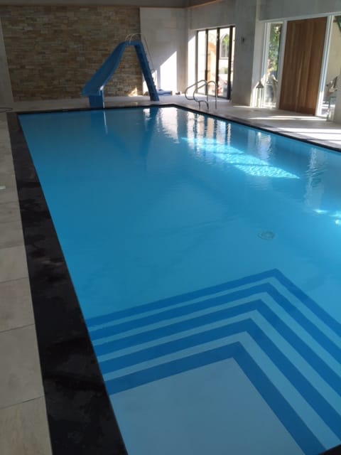 Proteus pool with square step unit