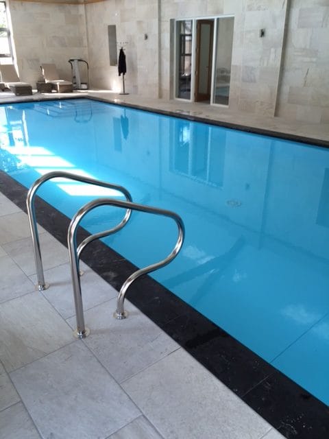 Proteus swimming pool with integrated ladder unit in shell of pool