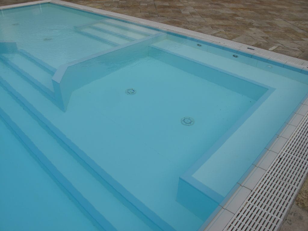 Proteus pool with spa combination step unit